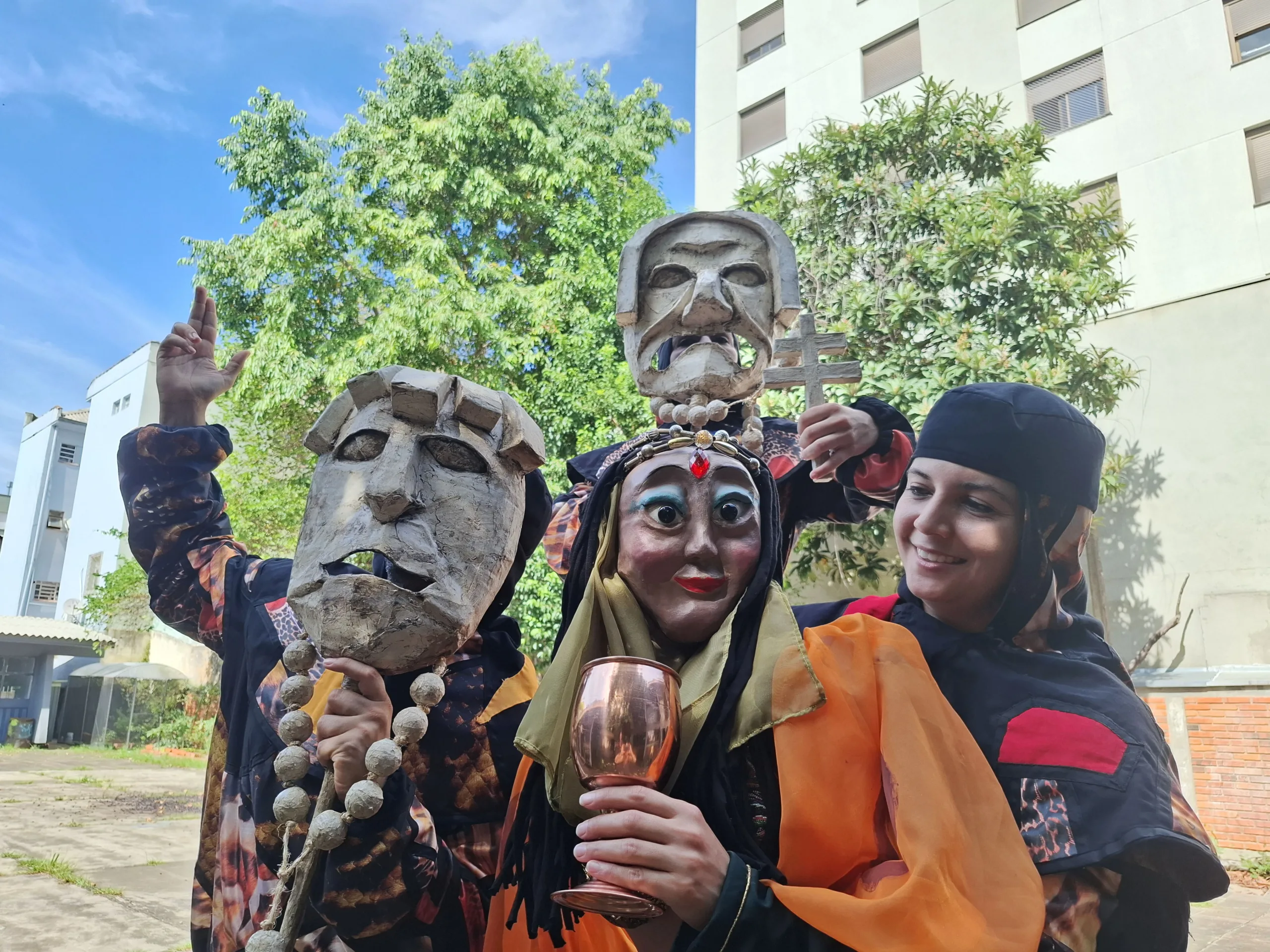Espetáculo da Oigalê leva ao público uma releitura da lenda da Teiniaguá com teatro de animação e música ao vivo
