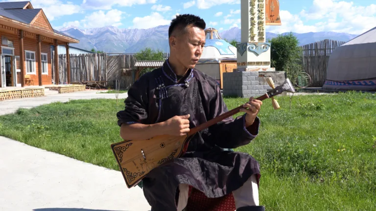 Música e artesanato mongóis em Xinjiang recebem apoio de políticas de patrimônio imaterial