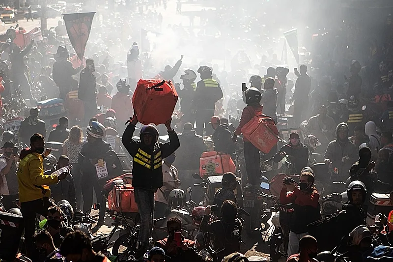 Trabalhadores na Ponte Estaiada em SP durante greve nacional organizada em 2020