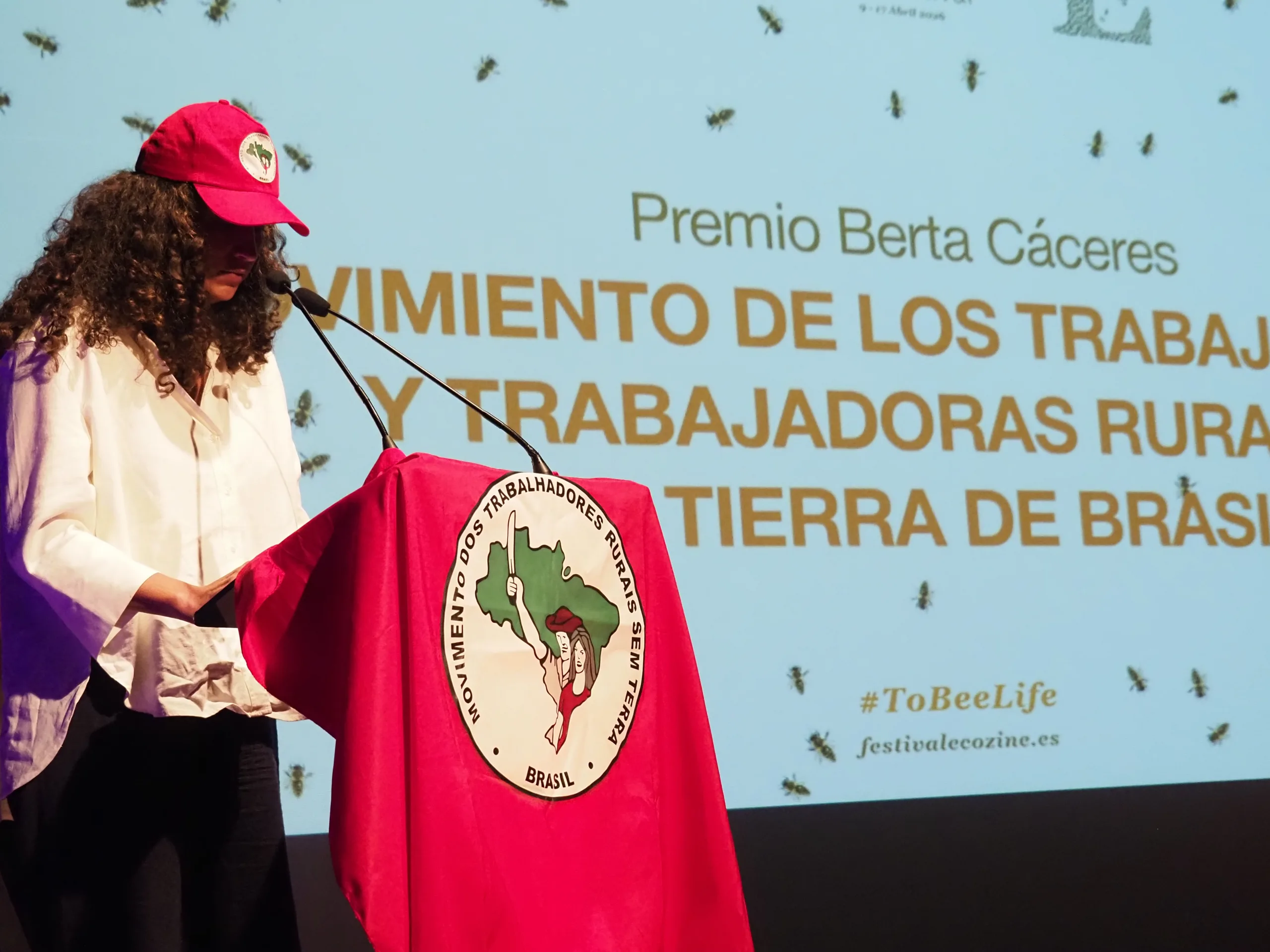 Kallen Oliveira, representante do MST, que recebeu o prêmio na Espanha