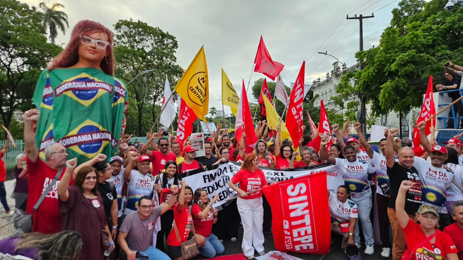 Centenas de trabalhadores sindicalizados realizaram, neste 30 de abril, um ato político no Recife