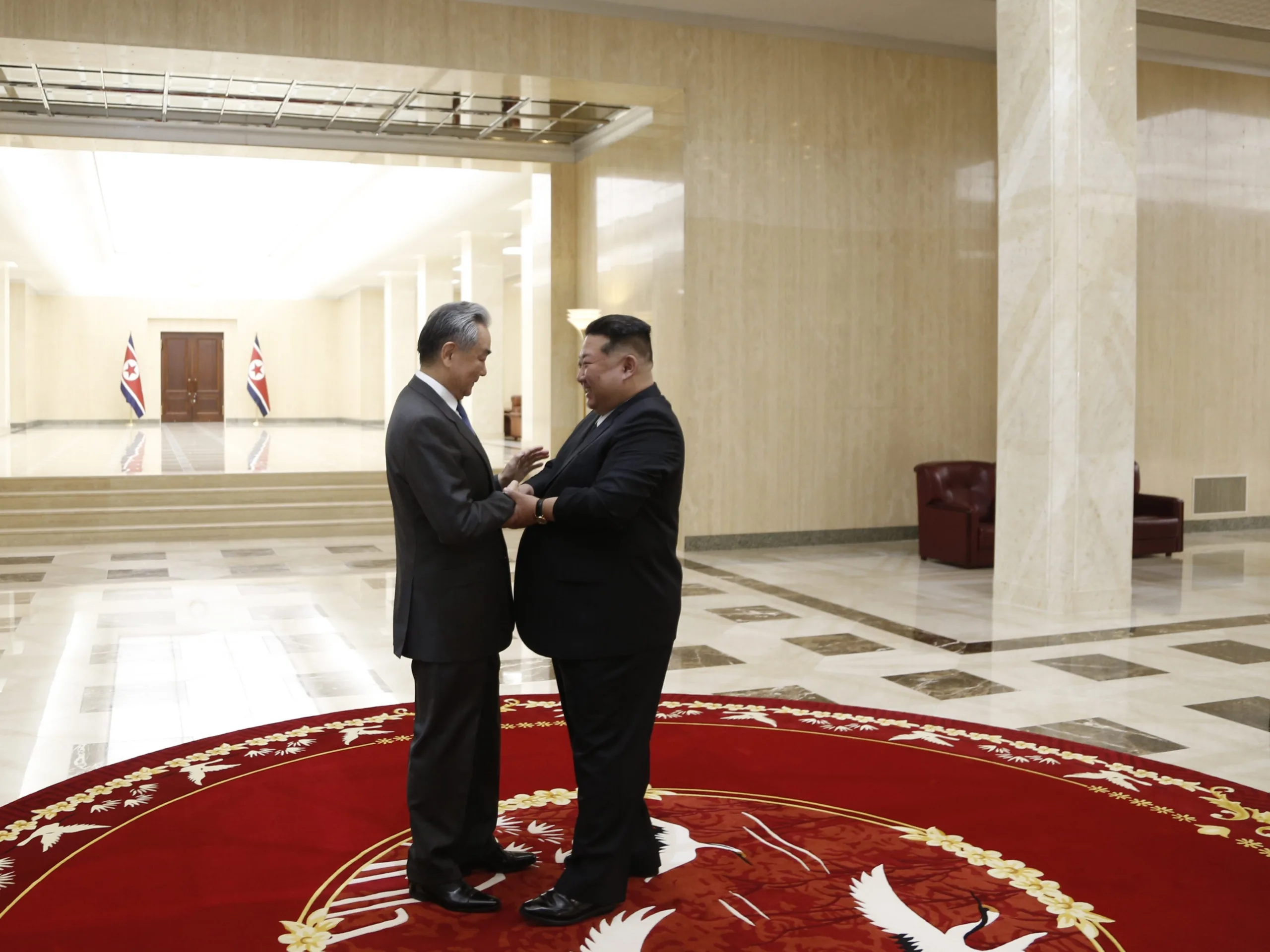 O Ministro das Relações Exteriores da China, Wang Yi, é recebido por Kim Jong Un, secretário-geral do Partido dos Trabalhadores da Coreia e Presidente de Assuntos de Estado da República Popular Democrática da Coreia (RPDC), em Pyongyang. 10 de abril de 2026.