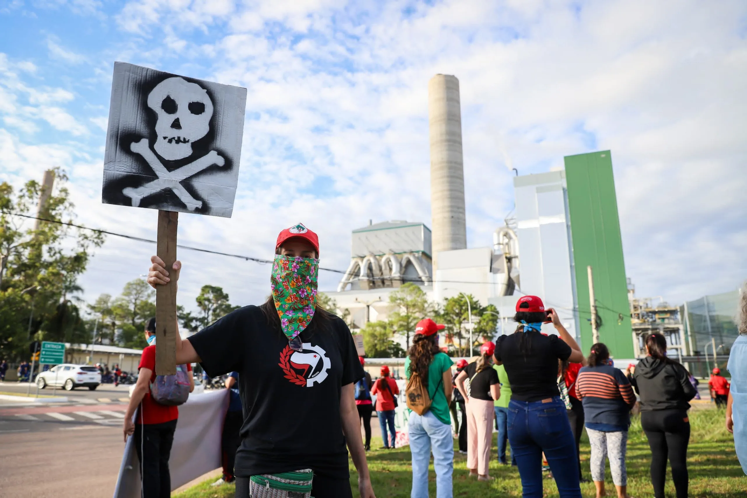 Mulheres sem terra em manifestação em frente a CMPC em Guaíba (RS) durante a Jornada Nacional de Lutas contra o monocultivo da silvicultura