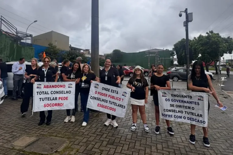 Conselheiros tutelares de Curitiba fazem caminhada para denunciar falta de estrutura