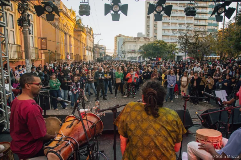 Sofá na Rua celebra 13 anos como festival de ocupação urbana e cultura popular em Pelotas