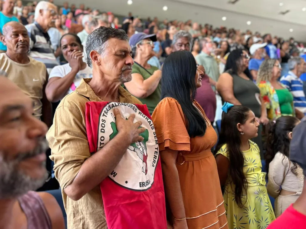Entrega dos Contratos de Concessão de Uso (CCU) para famílias assentadas do Cícero Guedes, em Campos (RJ)