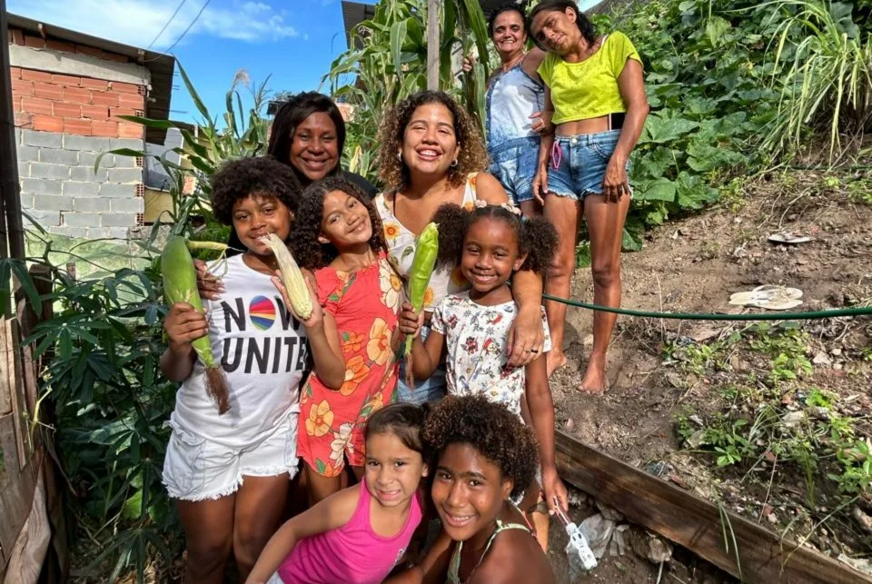 Maíra do MST visita horta comunitária mantida por mulheres no Morro do Sereno, na Penha