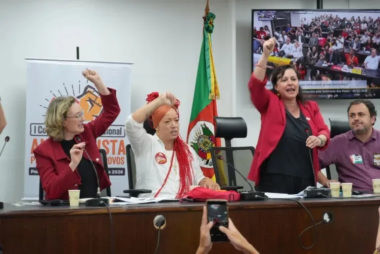 “Por isso, nós não calamos. Estamos nos preparando e dizemos: fascismo nunca mais! Fascismo nunca mais! Fascismo nunca mais!", enfatiza eurodeputada