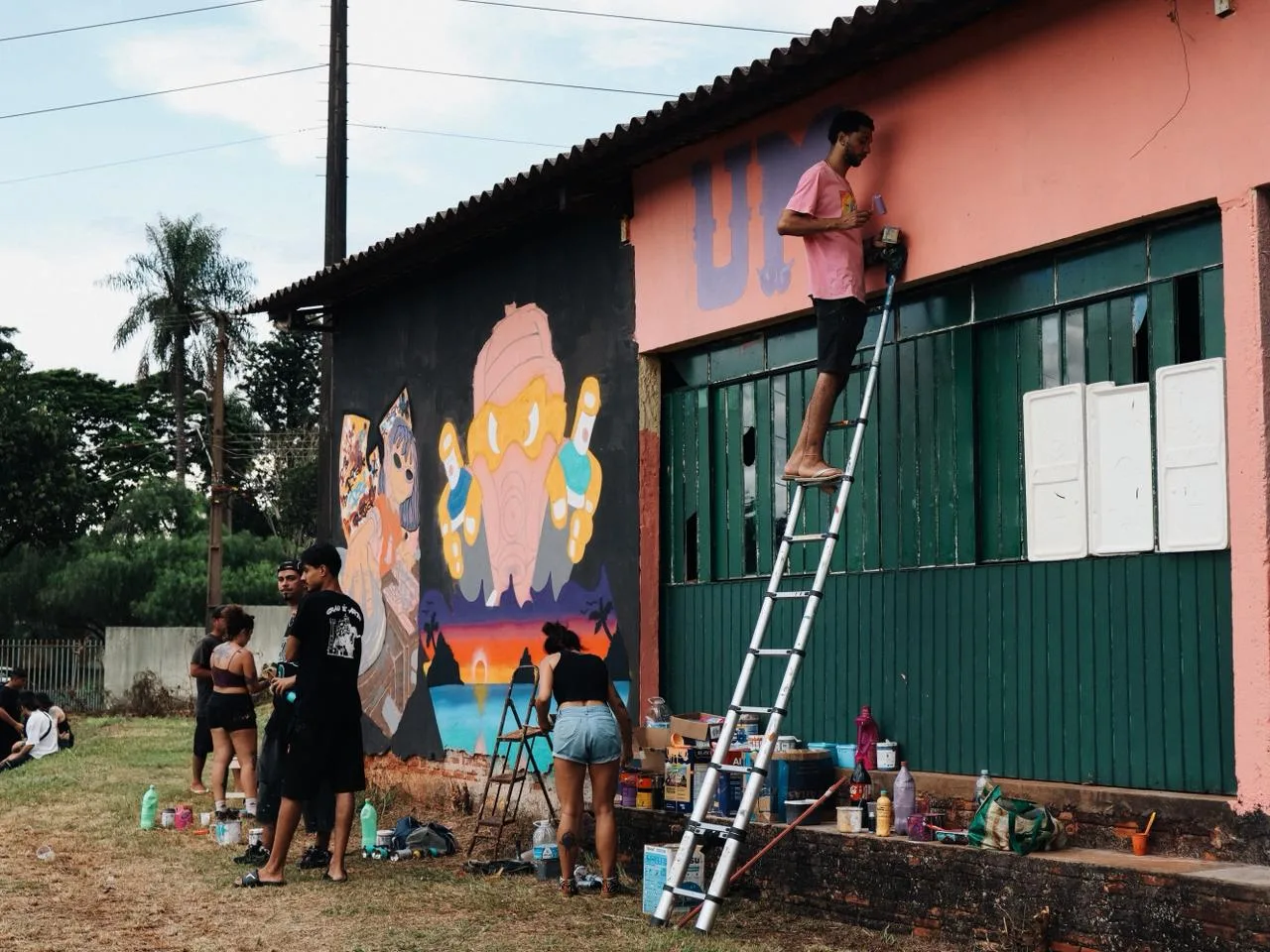 Jovens do coletivo de hip-hop Rimando no Front fazem reforma e customização do edifício da associação de moradores