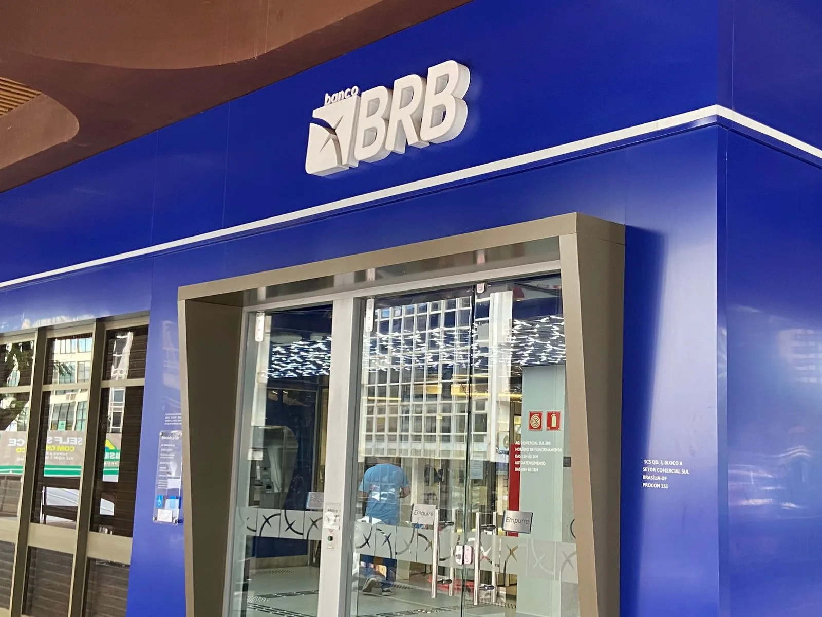 Lei que autoriza o uso de imóveis públicos para capitalizar o BRB é alvo de ação do MPDFT, que aponta falta de transparência e riscos no uso de bens do povo.