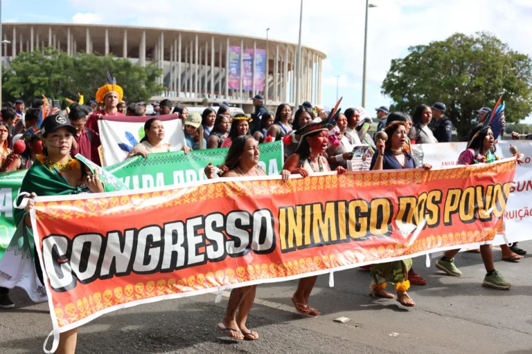1ª marcha do ATL ocupa a Esplanada com povo do Baixo Tapajós na linha de frente