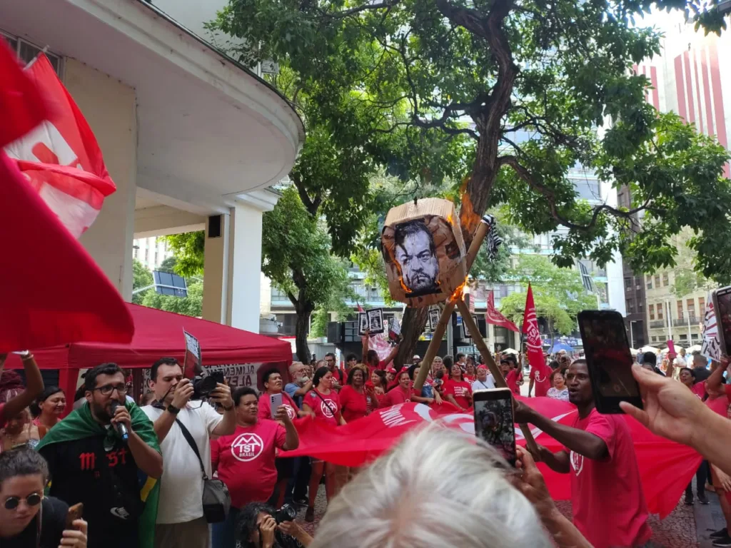 Movimentos populares fazem queima de Cláudio Castro, ex-governador do Rio cassado e inelegível pelo TSE