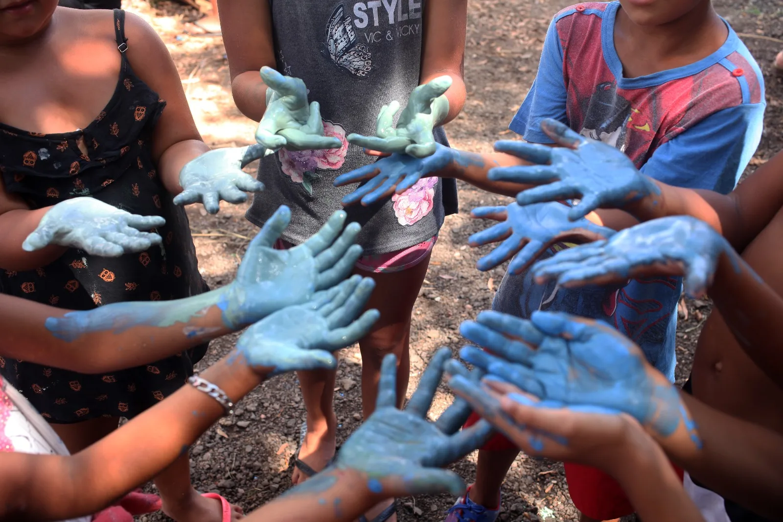 Oficinas de artes para jovens na Ilha do Pavão envolviam pinturas e conversa com artistas