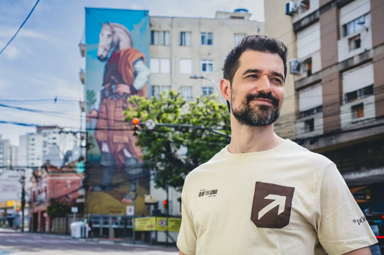LEG1: Renan Santos foi responsável por pintura de empena em edifício na Cristóvão Colombo Fotos: Fabio Alt/Divulgação