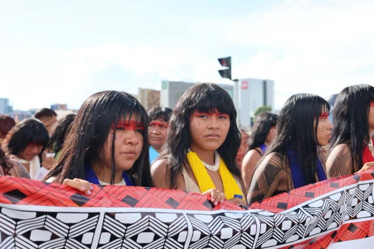 Mulheres indígenas na linha de frente da marcha pela demarcação de terras no ATL 2026