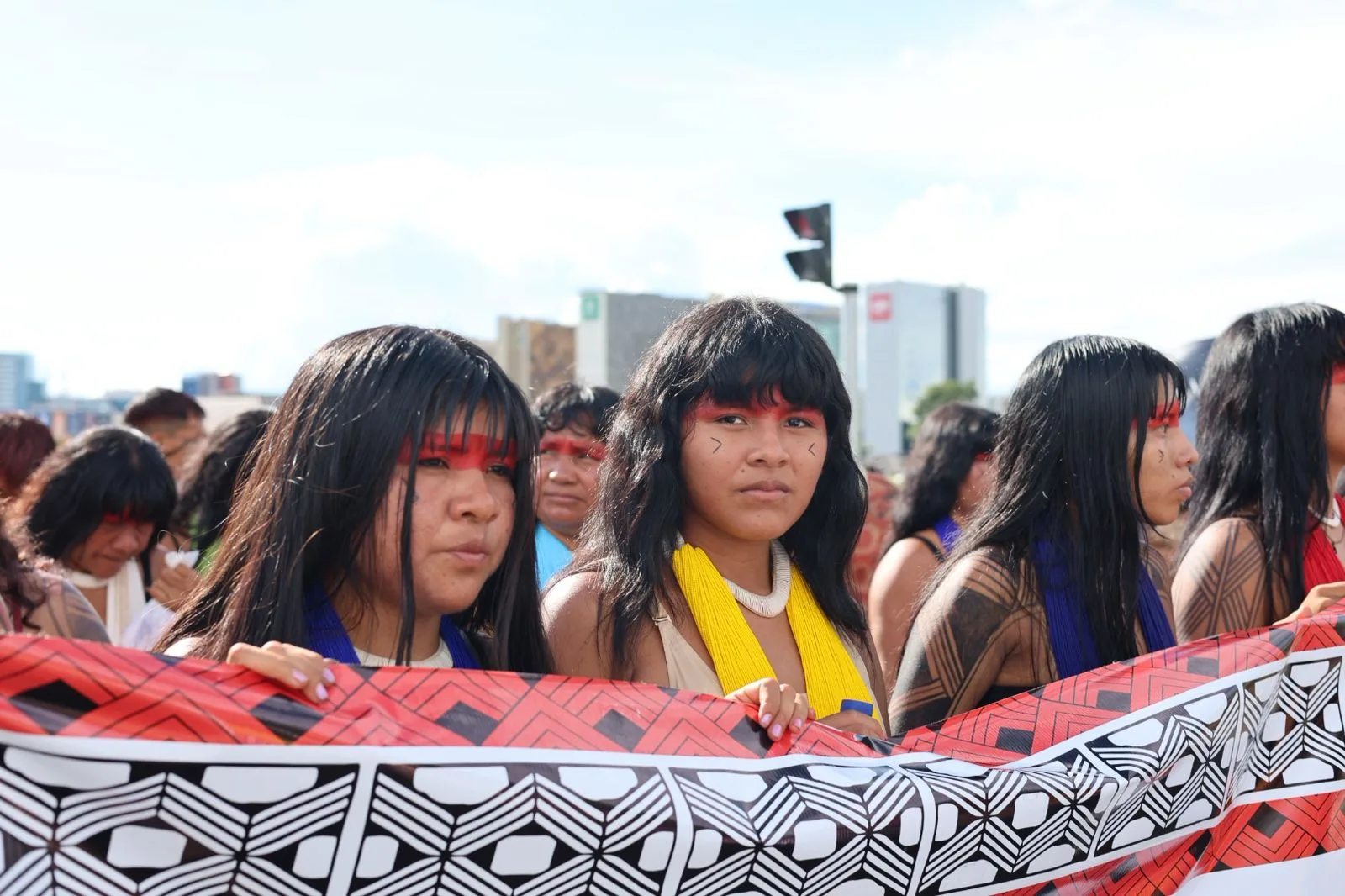 Mulheres indígenas na linha de frente da marcha pela demarcação de terras no ATL 2026