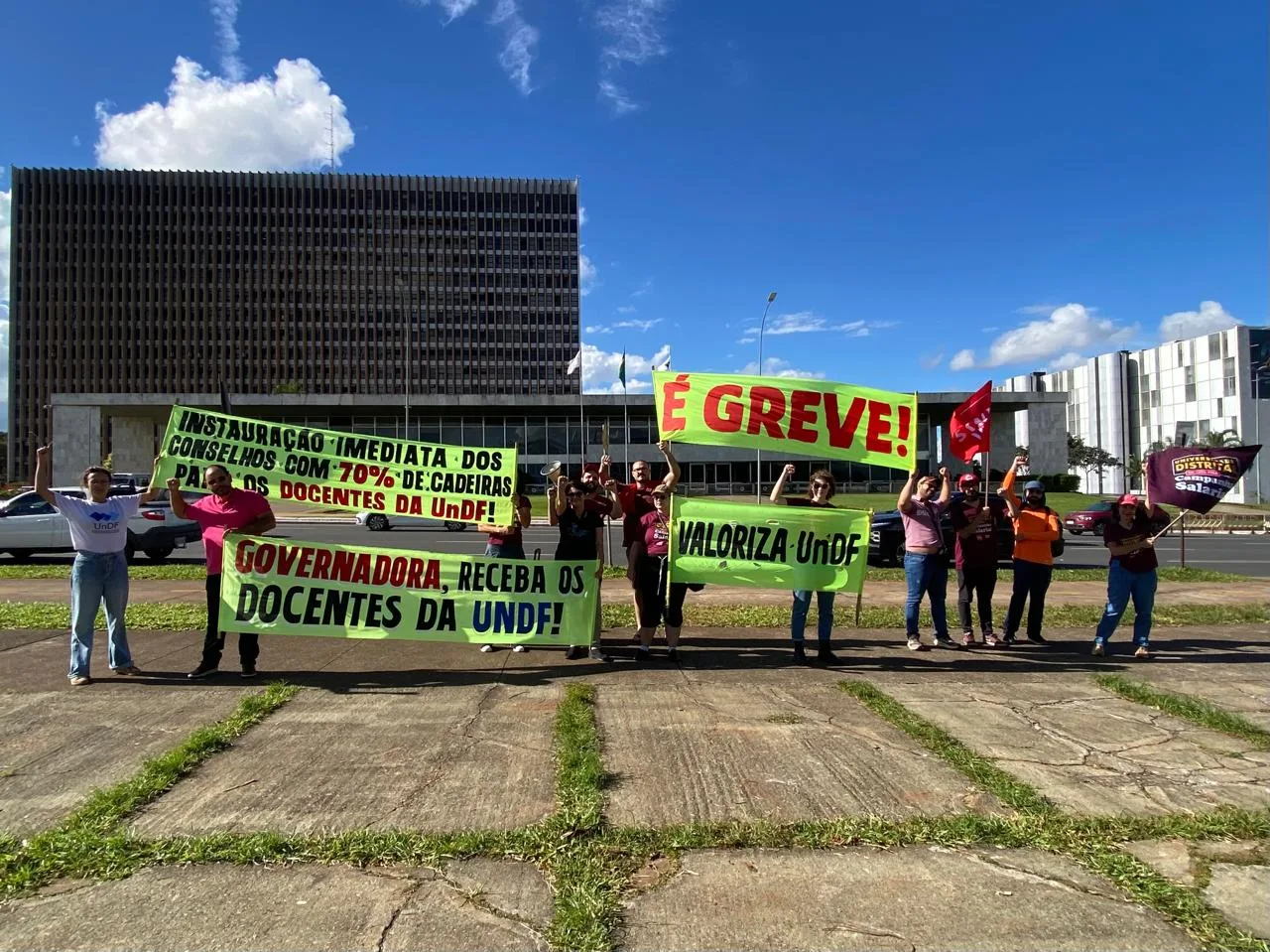 Professores da UnDF realizam ato em frente ao Palácio do Buriti para cobrar negociação com o GDF.
