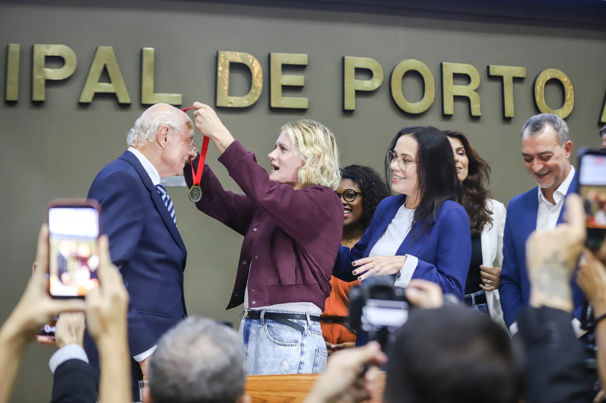 Sessão solene na Câmara de Porto Alegre homenageou Eduardo Suplicy com o título de cidadão da capital gaúcha