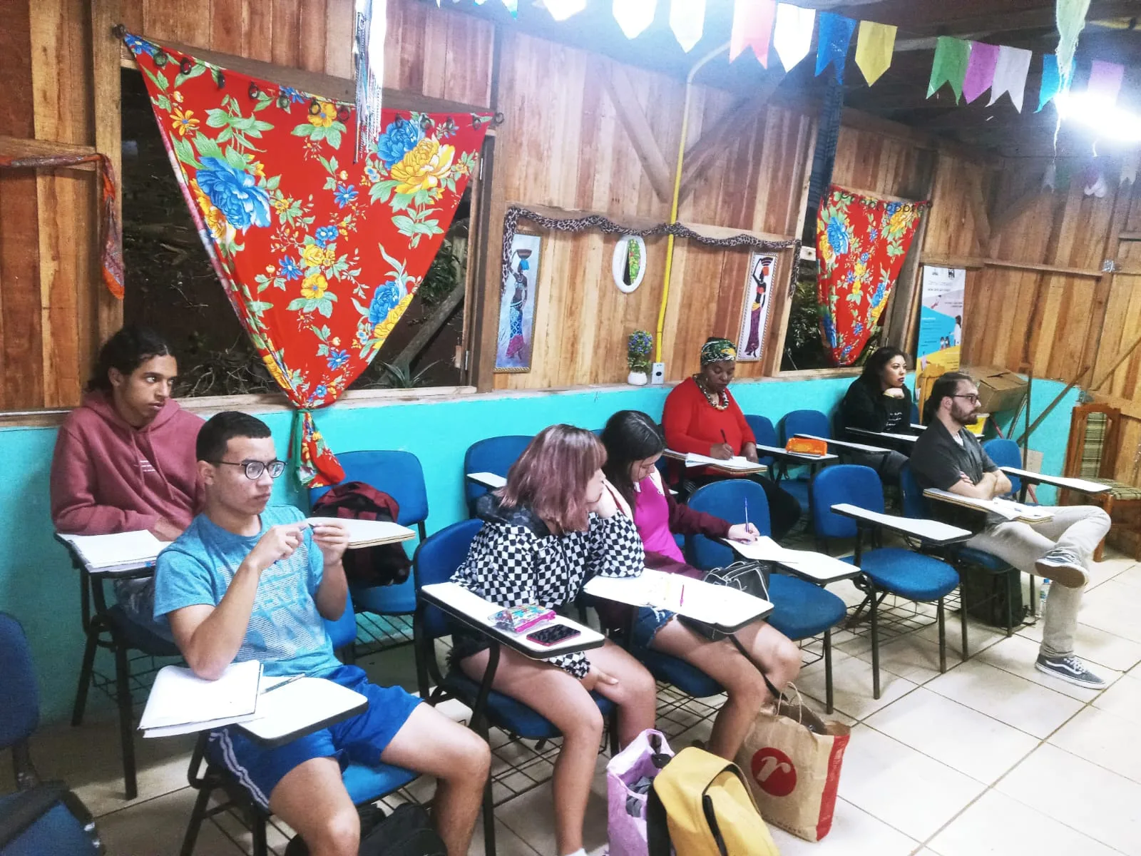 Aulas do cursinho no Quilombo dos Flores reúnem estudantes de diferentes idades em espaço de troca e aprendizado coletivo