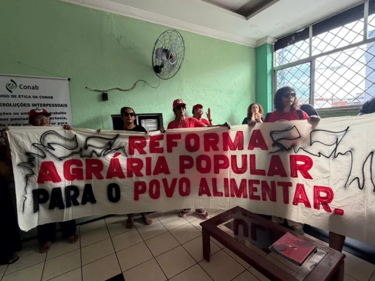 MST ocupa sede da CONAB Ceará em protesto pela Reforma Agrária