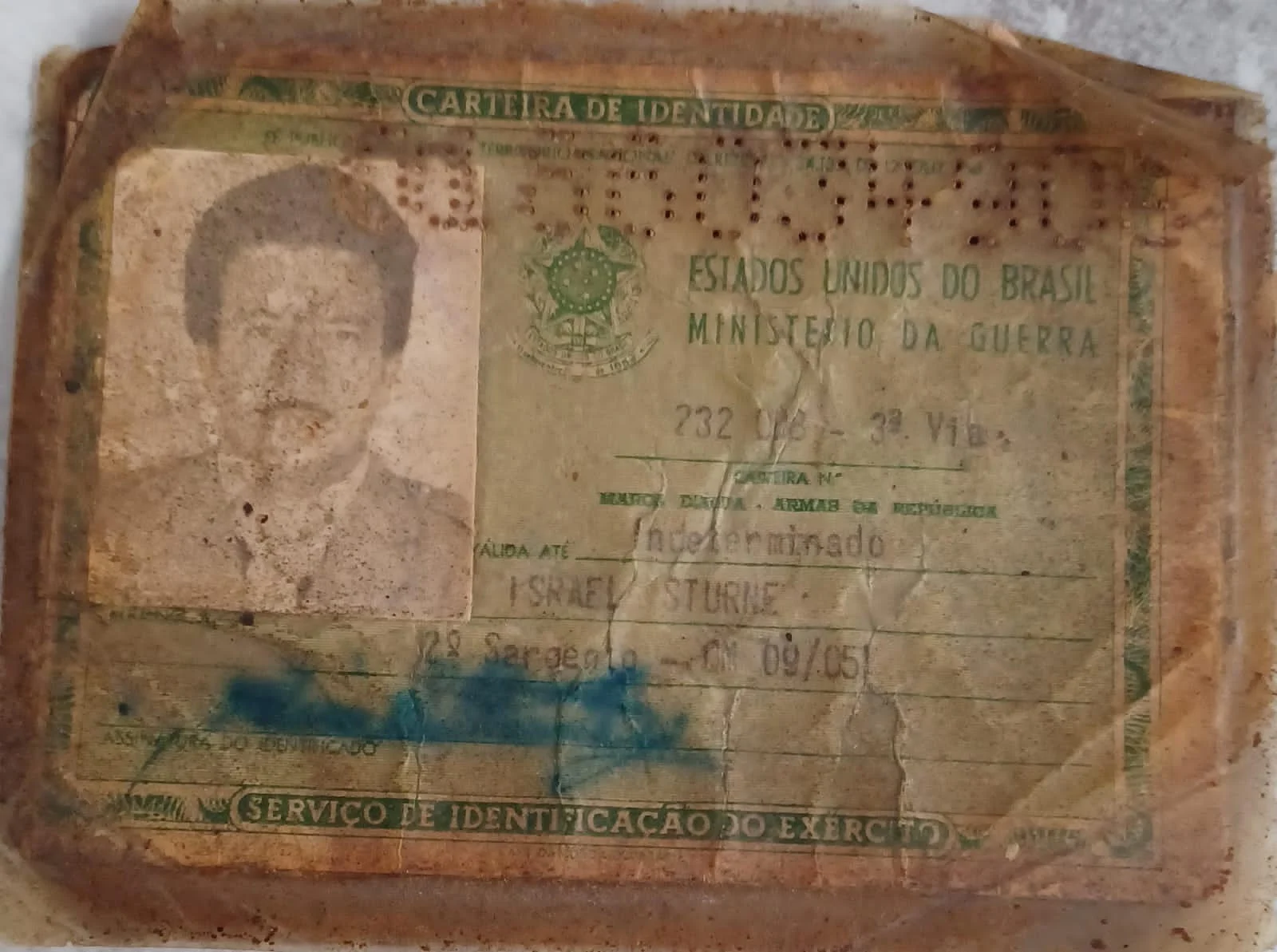 Carteira de identidade do sargento Israel Sturne, militar que denunciou violência sexual e abusos cometidos por colegas do CIE durante a ditadura.