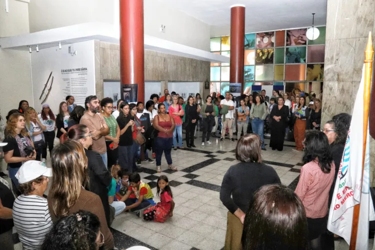 Dois anos após enchente, exposição de arpilleras denuncia impactos e falta de respostas no RS