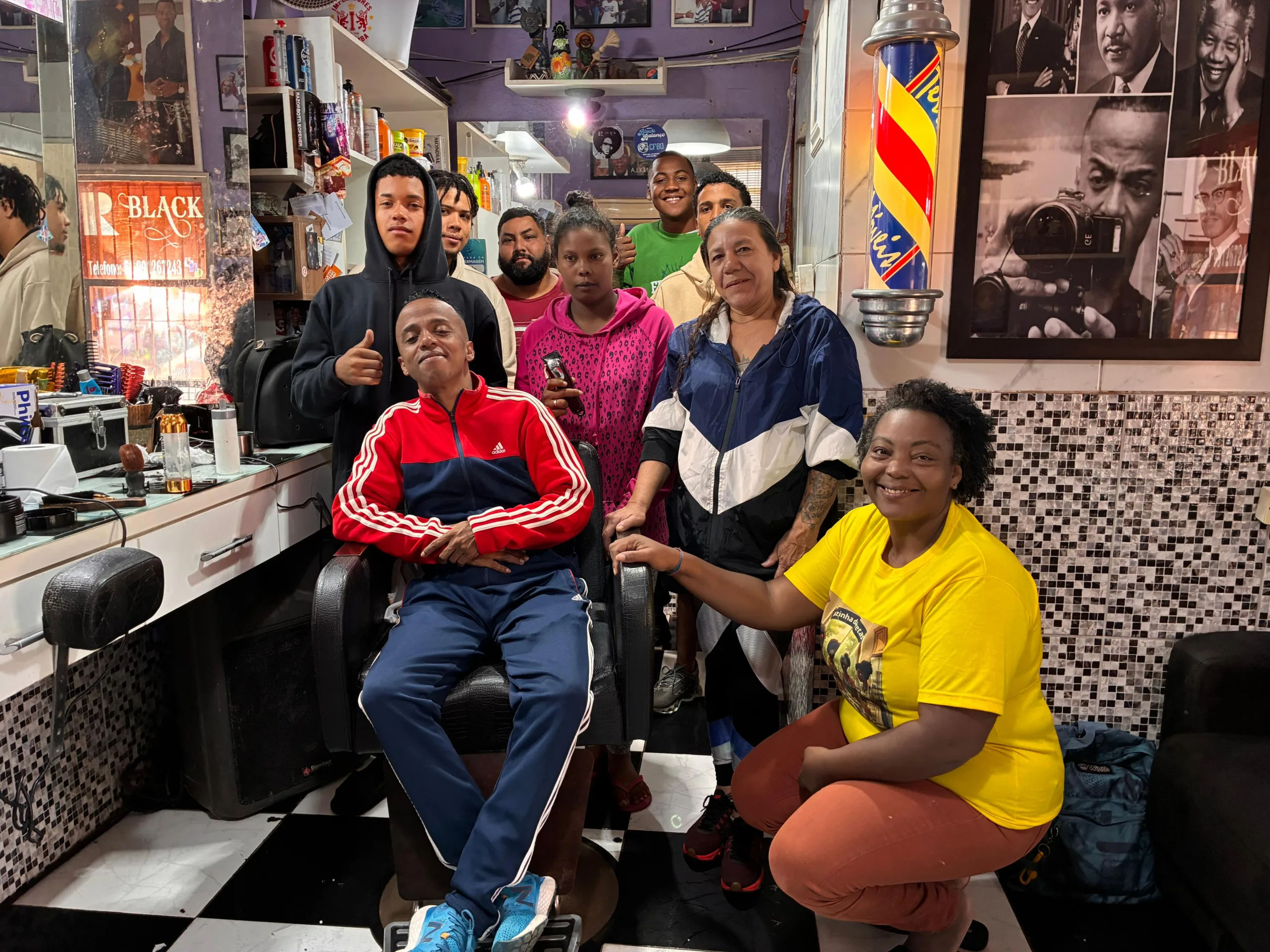 Alunos realizam avaliação prática durante aula de encerramento do curso de barbearia na zona norte de Porto Alegre