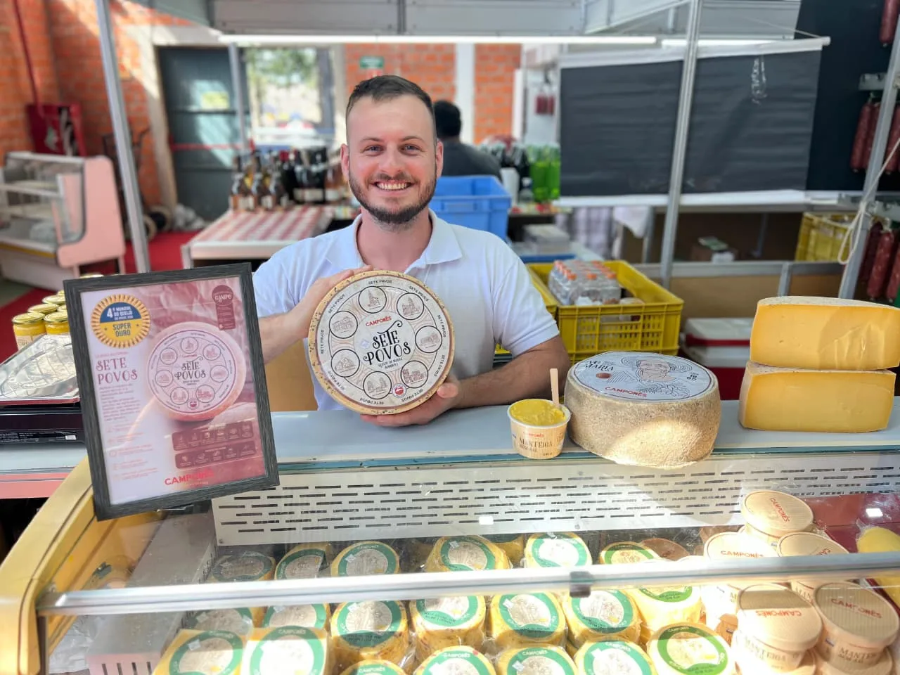 Criador e criatura: Igor apresenta com orgulho o queijo que está entre os melhores do mundo
