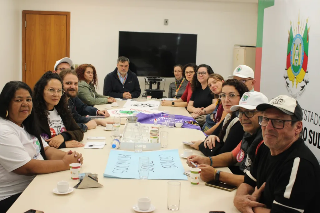 Reunião entre representantes do governo estadual e de movimentos populares