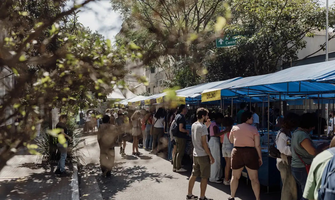 Promovido pela Livraria Simples, o evento, na Rua Rocha, conta com a participação de 57 editoras