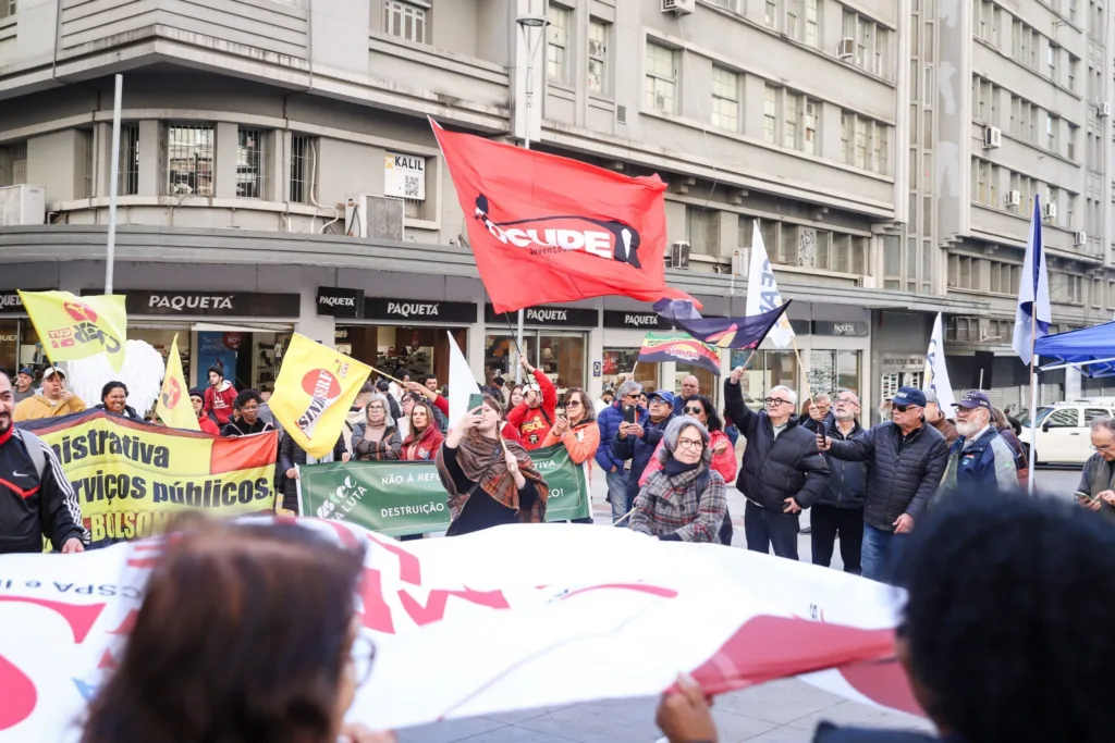 Manifestação de servidores públicos contra reforma administrativa na Esquina Democrática, em Porto Alegre