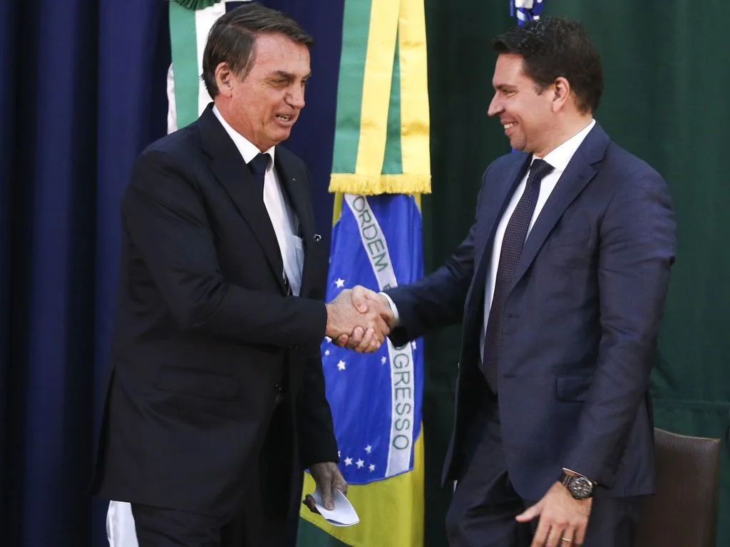 O ex-presidente Jair Bolsonaro cumprimenta o ex-diretor-geral da Abin, Alexandre Ramagem, em sua posse