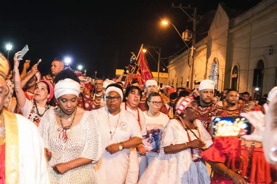 Celebração da chegada do vulto de Bará em Rio Grande, em 2019, reuniu multidão nas ruas em caminhada até o Mercado Público