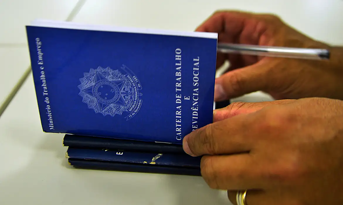 36,3% dos brasileiros preferem emprego com carteira assinada (CLT)