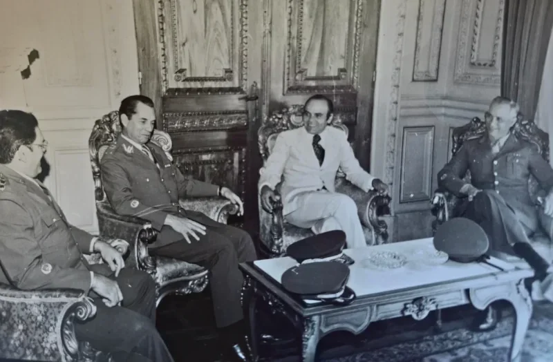 Cyro Etchegoyen em reunião no Palácio Piratini, imagem que reforça a atuação institucional de militares ligados a operações de repressão e assassinatos durante a ditadura. O coronel Cyro Etchegoyen no Palácio Piratini, sede do governo do Rio Grande do Sul