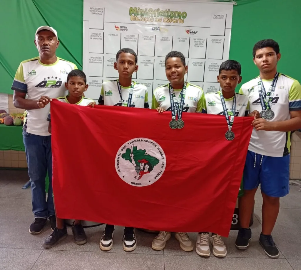 Crianças corredoras vinculadas à Associação Petrolinense de Atletismo (APA) e residentes de assentamentos do MST no Sertão pernambucano