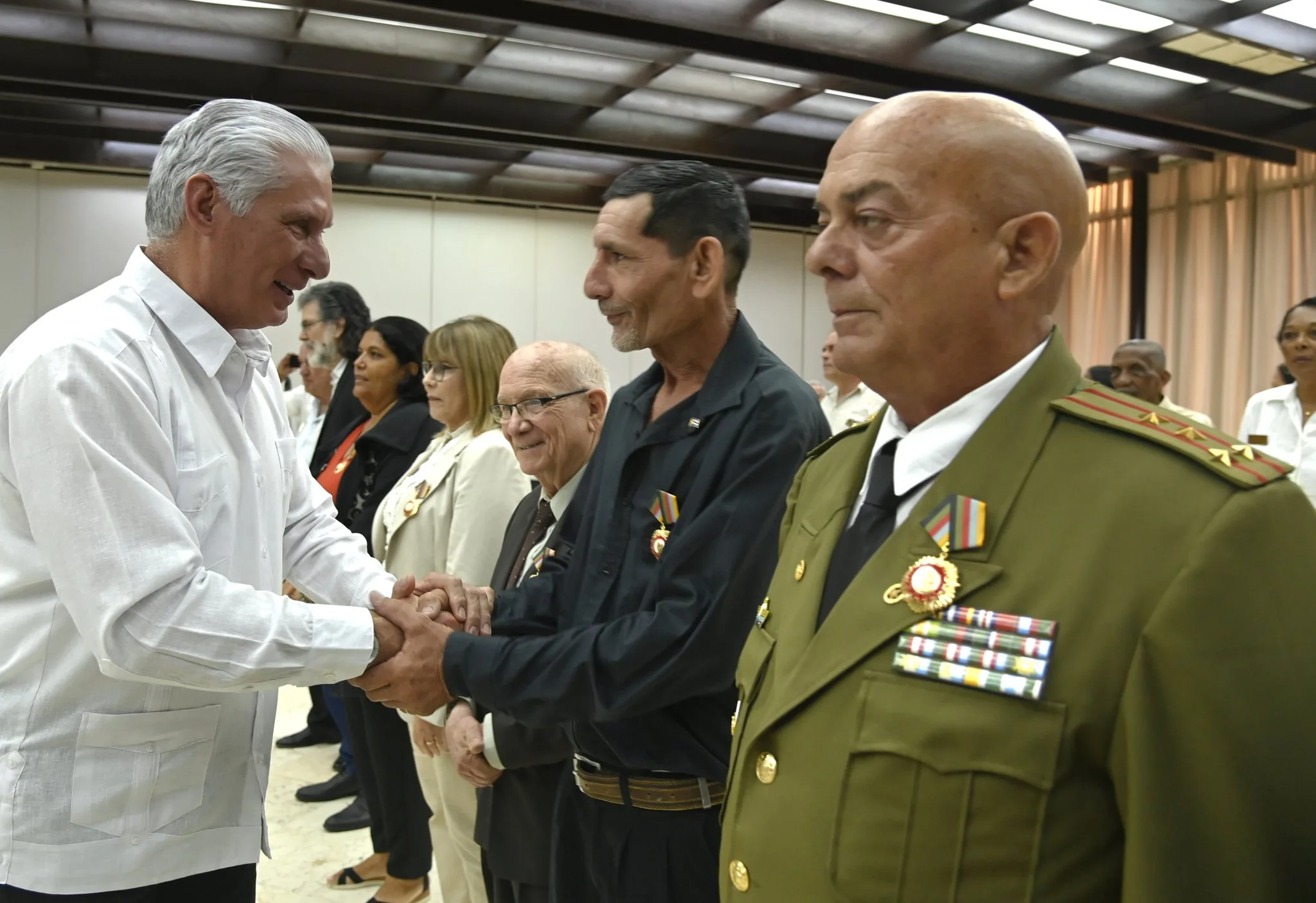 Díaz-Canel destacou que o trabalho dessas pessoas é uma expressão genuína de dedicação, esforço e patriotismo diante do complexo cenário que a nação atravessa