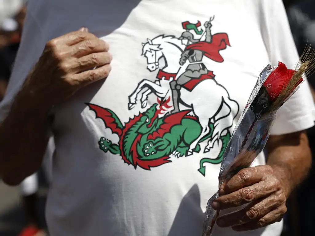 Devotos participam de missa católica durante as celebrações ao Dia de São Jorge, no centro da cidade
