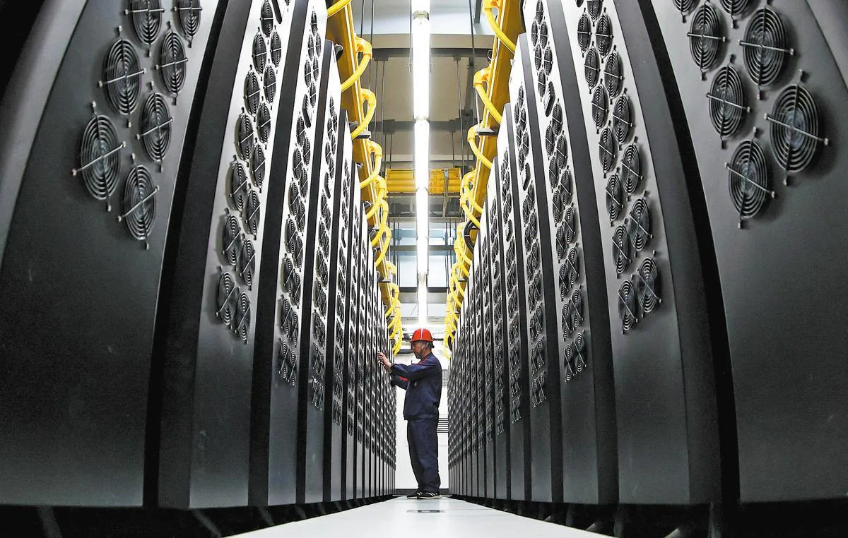 Engenheiro trabalha em sala de servidores na Nova Área de Gui’an, província de Guizhou, China