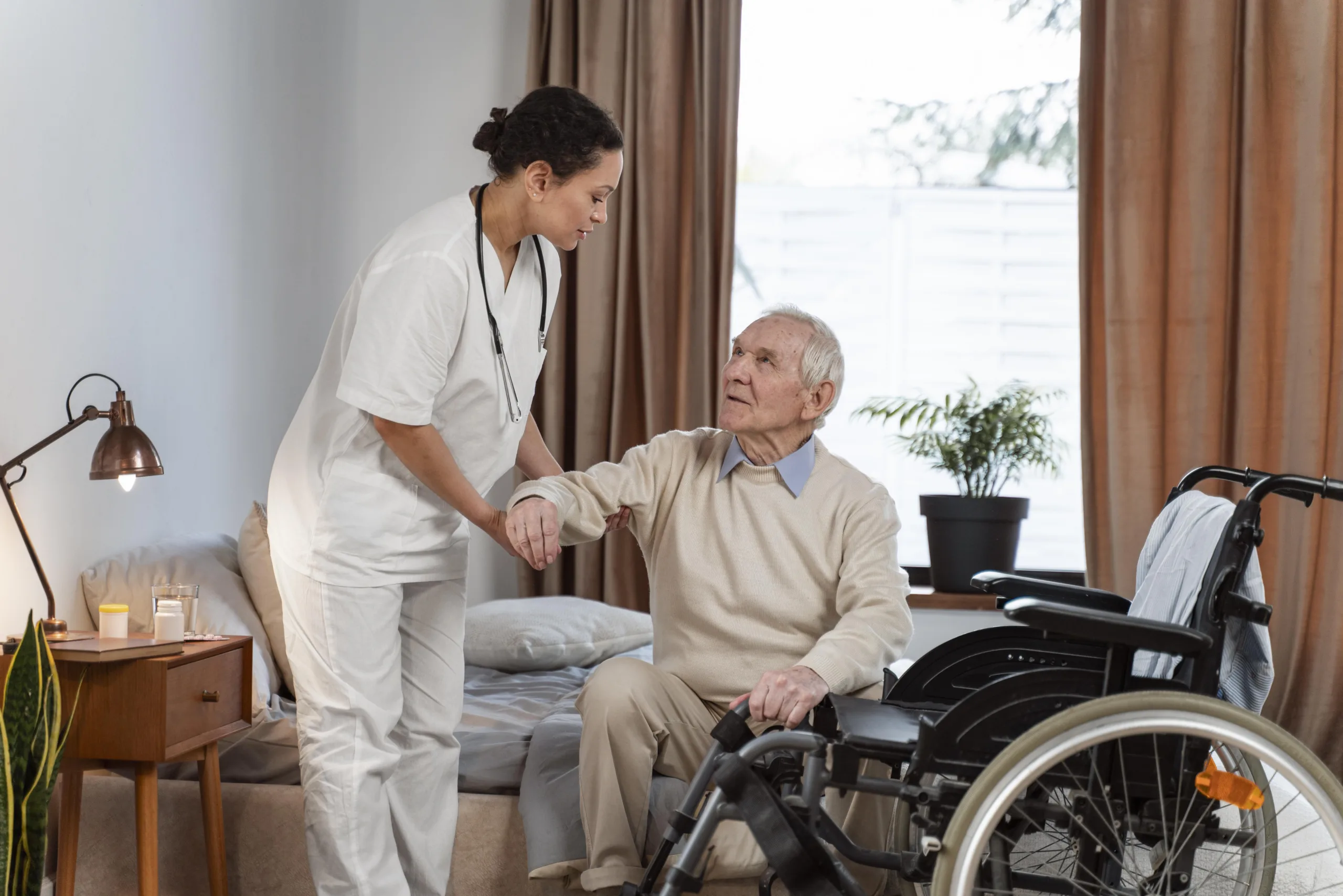 Profissionais do home care realizam atendimento domiciliar