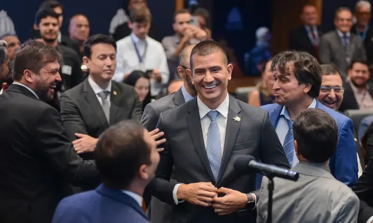 Aliado de Castro na presidência da Alerj quer assumir governo interino do RJ