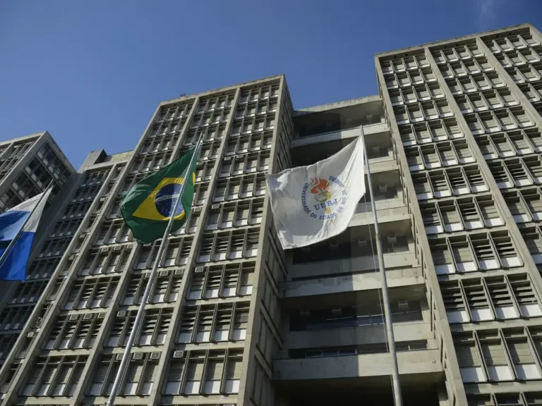 Greve de professores e técnicos da Uerj por recomposição salarial completa um mês