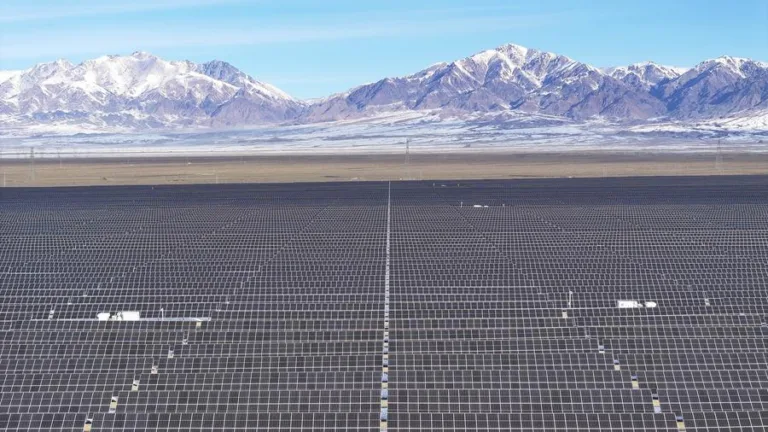 China lidera transição energética global e concentra 30% da capacidade elétrica mundial