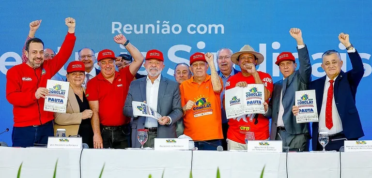 Presidente Lula e centrais sindicais durante assinatura do projeto
