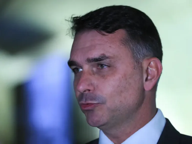 Moraes abre ação contra Flávio Bolsonaro por suposta calúnia a Lula