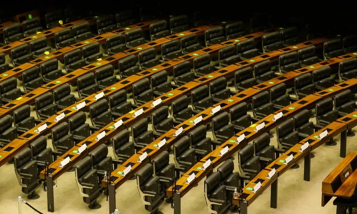 Na Câmara dos Deputados, o principal destaque foi o avanço do Partido Liberal (PL), que passou de 10 para ao menos 14 parlamentares, tornando-se a maior bancada mineira.
