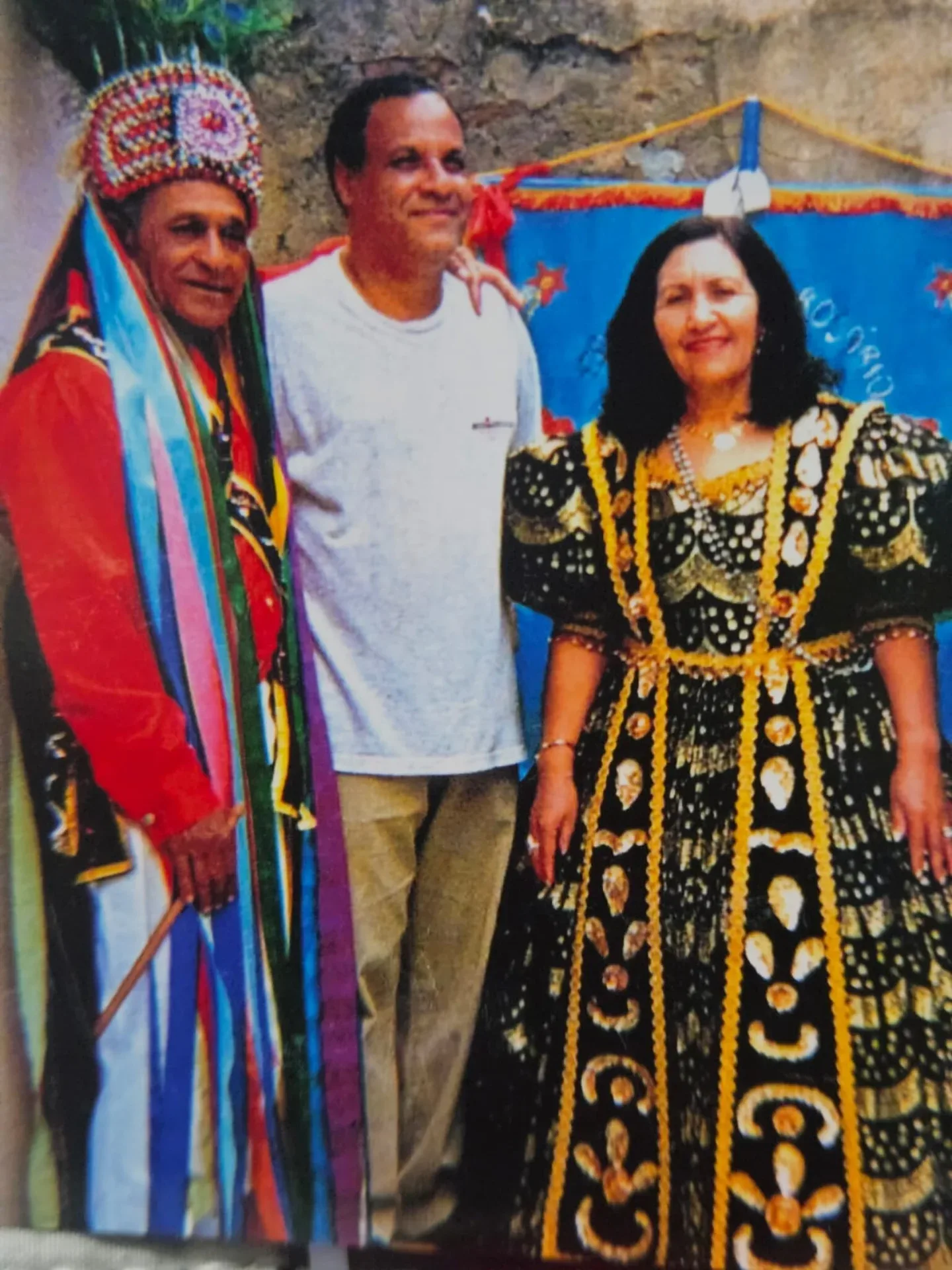 A Festa da Bandeira de Ogum é uma tradição de mais de 60 anos, nascida em Montes Claros com Chico Preto e hoje mantida por Mãe Luzinete, Rainha Festeira de Moçambique e de Nossa Senhora das Mercês.