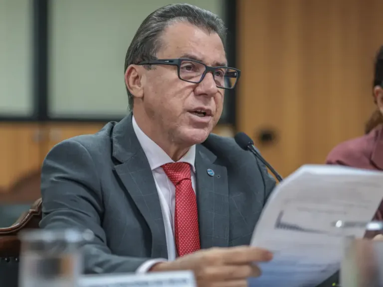 PECs da escala 6x1 não competem com proposta do governo, diz Marinho