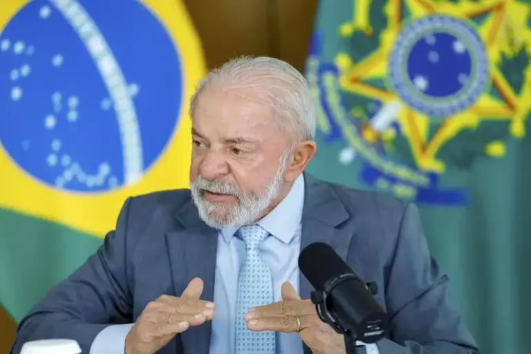 Lula passa por procedimentos de retirada de excesso de pele na cabeça e tratamento de tendinite