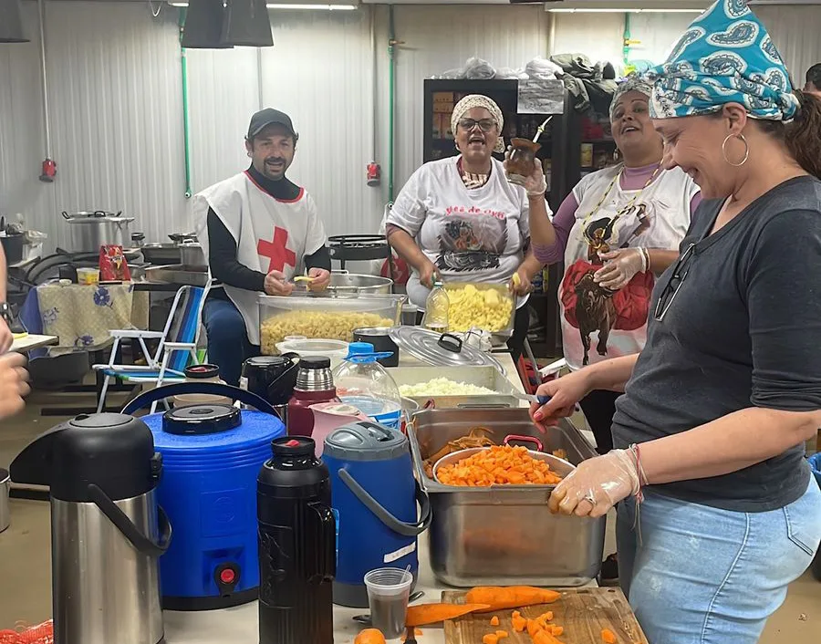 Preparação de quentinhas na cozinha solidária organizada por Mãe Mábia